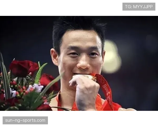 想象杨威拎着塑料袋去买菜，旁人以为他是来领金牌的